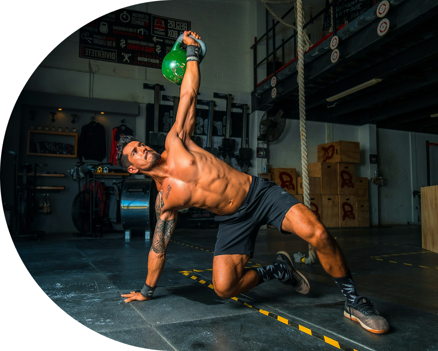 Deportista entrenando con kettlebell en su box
