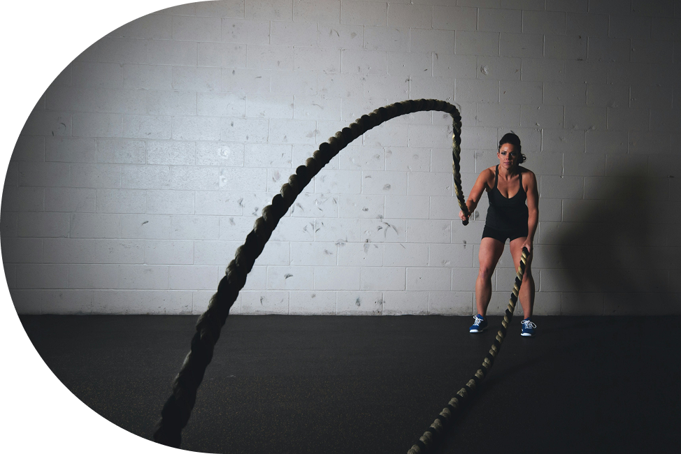 Deportista entrenando con battle ropes en el box